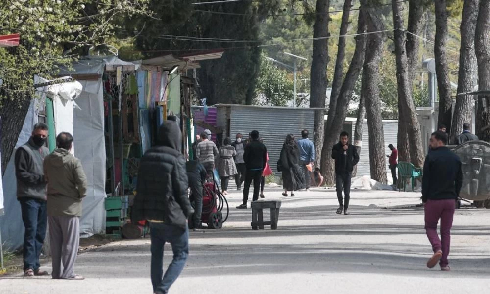 Ένταση στη Ριτσώνα - Μετανάστες ''έσπασαν'' την καραντίνα & την έκαναν από την πίσω πλευρά της δομής!